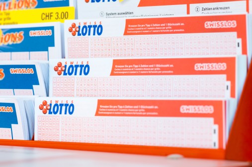 Swiss Lotto-Spielscheine im Spielständer. Bulletin Swiss Lotto dans le présentoir. Schedine Swiss Lotto nell'espositore schedine.