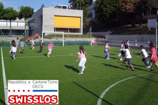 Kinderfussball Tessin mit Logo. Jeunes joueurs de foot du Tessin avec logo. Calcio infantile Ticino con Logo.