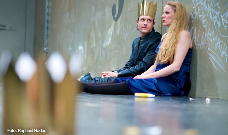 Theaterszene mit König und Prinzessin. Scène de théâtre avec le roi et la princesse. Scena teatrale con il re e la principessa.