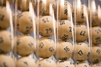Gros plan sur les boules du Swiss Lotto.