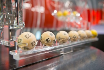 Primo piano, dopo l'estrazione, delle palline Swiss Lotto estratte.