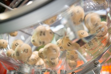 Gros plan sur les boules dans l'appareil de tirage du Swiss Lotto.